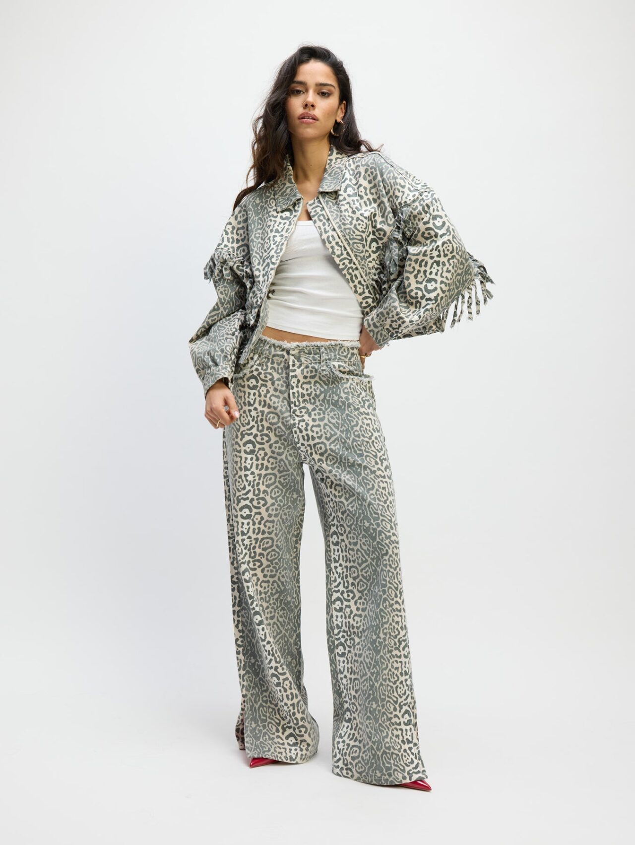 R2502476595_850_02_1353x1800