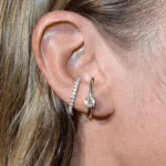 Diamond hug earstud silver