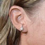 Solitaire hug earstud silver