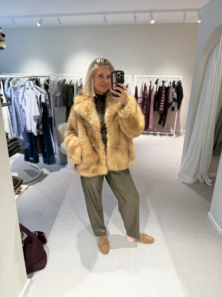 Live jacket muddy fur